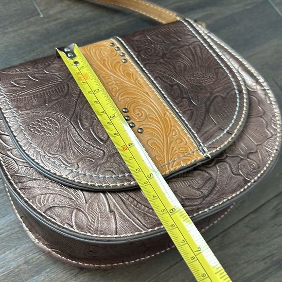 Tony Lama Saddle Bag/Crossbody,Bronze Floral Tooled,snap close,cell phone pocket - Picture 9 of 14